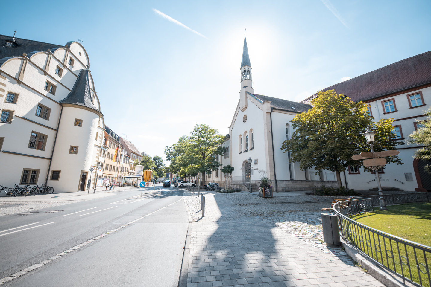 Landratsamtgebäude mit Kirche und weiterem historischen Gebäude an einer Straßenkreuzung